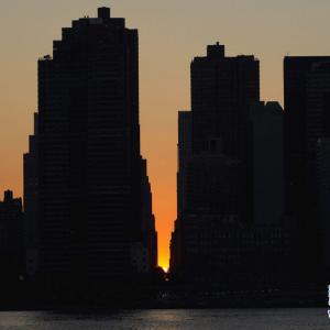 高清：纽约再现“曼哈顿悬日”美景