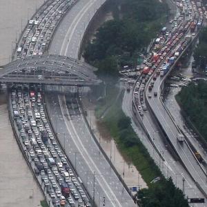 韩国百年不遇暴雨引发泥石流 数十人死亡