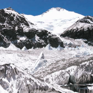 雅鲁藏布江源头冰川近30多年来面积逐渐缩小