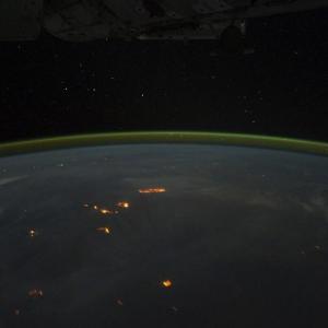 NASA公布地球上空极光照片