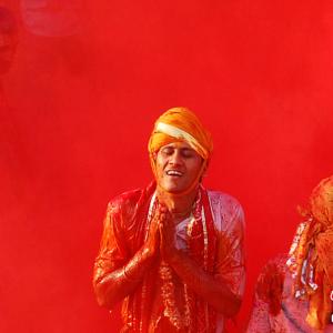 印度欢庆胡里节 色彩斑斓迎春天